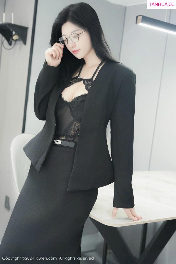   [XiuRen]高清写真图 2024.12.23 No.9639 雅茹老师 黑丝美臀第14张图片